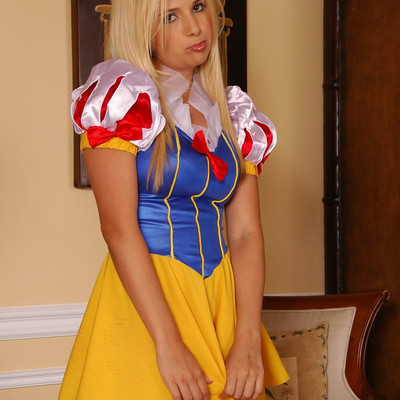 Sexy Snow White - Sandy Summers